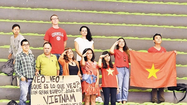 ĐT futsal Việt Nam nhận được sự cổ vũ nhiệt thành của khán giả quốc tế tại giải FIFA Futsal World Cup 2016 tại Colombia.