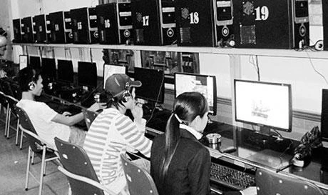 Những quán in-tơ-nét như thế này đã cuốn hút các bạn trẻ không thể rời mắt khỏi màn hình máy tính.