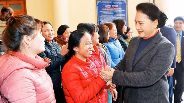 Chủ tịch Quốc hội Nguyễn Thị Kim Ngân thăm hỏi, tặng quà cho hơn 400 công nhân, người lao động có hoàn cảnh khó khăn trên địa bàn tỉnh Hải Dương.