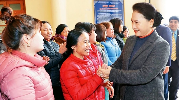Chủ tịch Quốc hội Nguyễn Thị Kim Ngân thăm hỏi, tặng quà cho hơn 400 công nhân, người lao động có hoàn cảnh khó khăn trên địa bàn tỉnh Hải Dương.