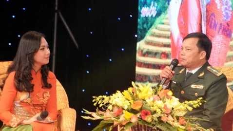 Thiếu tá Phạm Văn Tôn trong buổi giao lưu Những người thắp lửa biên cương. Ảnh: HOÀNG ANH