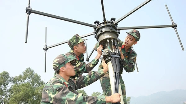 Cán bộ, chiến sĩ Lữ đoàn 87 (Cục Tác chiến điện tử, Bộ Quốc phòng) triển khai khí tài làm nhiệm vụ chiến đấu.Ảnh: THÀNH NAM