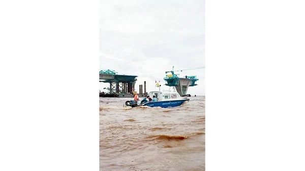 Dự án đường, cầu Tân Vũ – Lạch Huyện (Hải Phòng) đang được khẩn trương thi công, phấn đấu hoàn thành trước tiến độ đề ra. Ảnh: Phùng Trọng