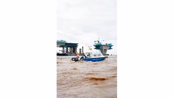 Dự án đường, cầu Tân Vũ – Lạch Huyện (Hải Phòng) đang được khẩn trương thi công, phấn đấu hoàn thành trước tiến độ đề ra. Ảnh: Phùng Trọng