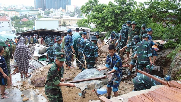 Bộ đội giúp dân khắc phục hậu quả sạt lở núi. Ảnh: THÀNH LONG