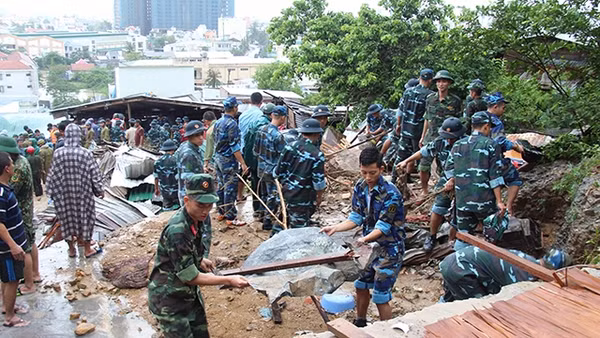 Bộ đội giúp dân khắc phục hậu quả sạt lở núi. Ảnh: THÀNH LONG