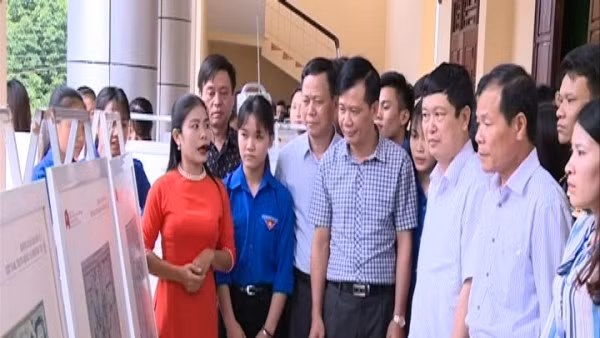 Các đại biểu cùng quần chúng nhân dân nghe giới thiệu tư liệu, hình ảnh về hai quần đảo Hoàng Sa, Trường Sa của Việt Nam.