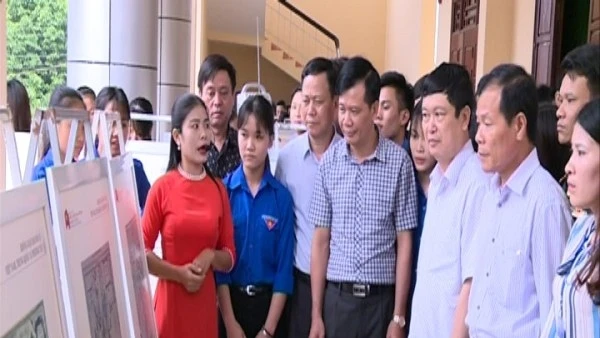 Các đại biểu cùng quần chúng nhân dân nghe giới thiệu tư liệu, hình ảnh về hai quần đảo Hoàng Sa, Trường Sa của Việt Nam.