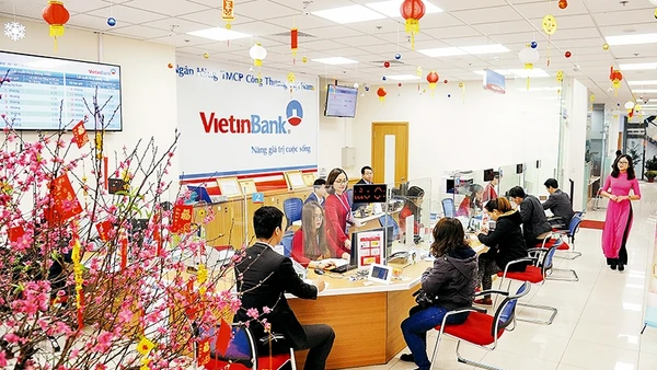 Khách hàng giao dịch tại Ngân hàng TMCP Công thương Việt Nam. Ảnh: THANH HÀ