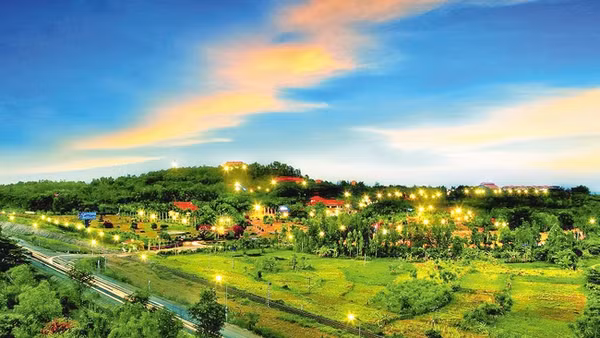 Hoàng hôn xuống trên Núi Thơm - Sao Việt.