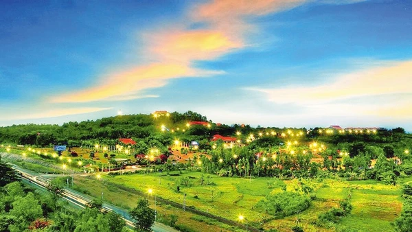 Hoàng hôn xuống trên Núi Thơm - Sao Việt.