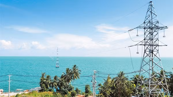 Đường dây tải điện ra đảo Lại Sơn, huyện Kiên Hải (Kiên Giang).