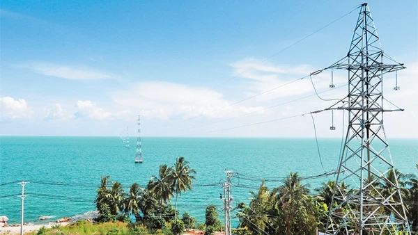 Đường dây tải điện ra đảo Lại Sơn, huyện Kiên Hải (Kiên Giang).
