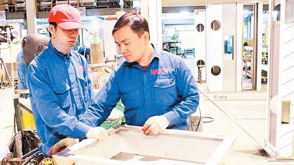 Phân xưởng sản xuất bếp ăn công nghiệp của Công ty cổ phần Hà Yến (Khu công nghiệp hỗ trợ Nam Hà Nội). Ảnh: KHẮC KIÊN