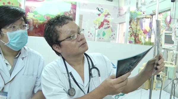 Quá tải vì công việc, nhưng chính tiếng cười trẻ thơ đã giúp bác sĩ Trương Hữu Khanh có thêm nhiều động lực làm việc và cống hiến.