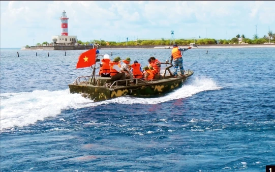1. Xuồng CQ đưa đoàn công tác vào thăm đảo Nam Yết. 