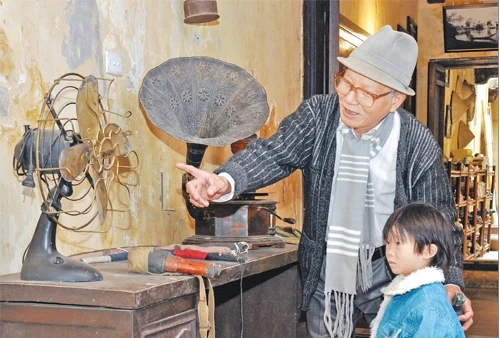  Du khách tham quan ngôi nhà di sản 87 Mã Mây (Hà Nội). Ảnh:MINH QUYẾT.