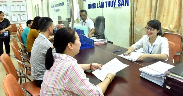 Giải quyết thủ tục hành chính cho người dân tại Văn phòng một cửa UBND phường Đại Kim, quận Hoàng Mai (Hà Nội).Ảnh: Đăng Khoa