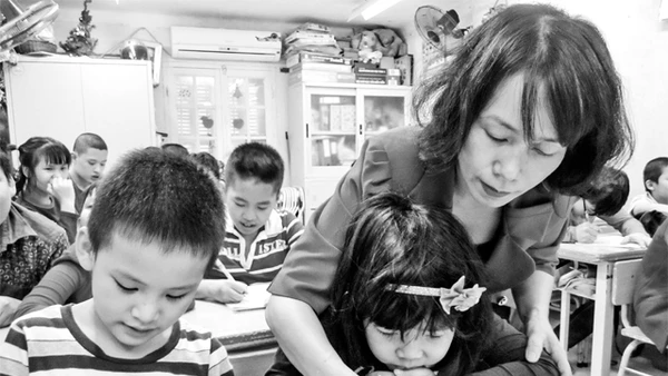 Cô Đặng Thị Bích Thảo với những học trò “đặc biệt”.