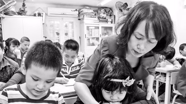 Cô Đặng Thị Bích Thảo với những học trò “đặc biệt”.