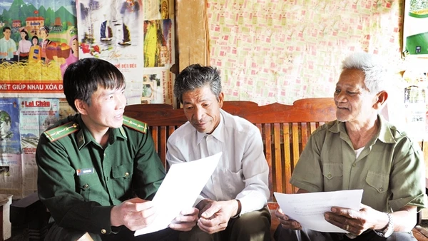 Cán bộ, chiến sĩ Ðồn Biên phòng Ka Lăng (Lai Châu) thường xuyên tiếp xúc, lắng nghe ý kiến của nhân dân. Ảnh: TRẦN HẢI