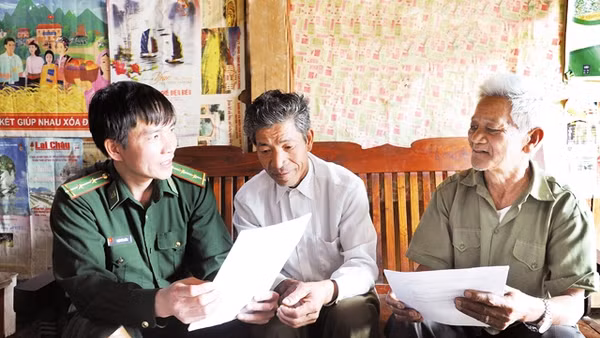 Cán bộ, chiến sĩ Ðồn Biên phòng Ka Lăng (Lai Châu) thường xuyên tiếp xúc, lắng nghe ý kiến của nhân dân. Ảnh: TRẦN HẢI