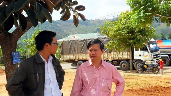 Ông Hảo (bên phải) đi thị sát công trường ở cửa khẩu quốc tế Bờ Y.