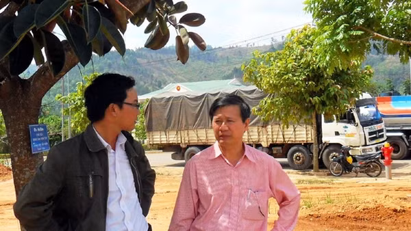 Ông Hảo (bên phải) đi thị sát công trường ở cửa khẩu quốc tế Bờ Y.