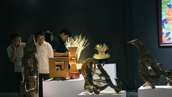 Mỹ thuật ứng dụng Việt Nam đang rất thiếu vắng những mẫu sáng tạo của các nhà thiết kế trong nước.