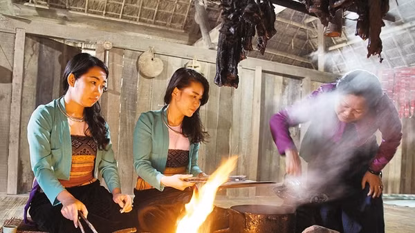  Bếp ấm xứ Mường. Ảnh: Anh Quân