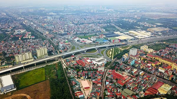 Nút giao thông trung tâm quận Long Biên, TP Hà Nội.