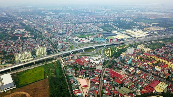 Nút giao thông trung tâm quận Long Biên, TP Hà Nội.