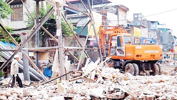 Lực lượng chức năng quận Cầu Giấy giải phóng mặt bằng dự án Đầu tư mở rộng đường Vành đai 3 (đoạn Mai Dịch - cầu Thăng Long). Ảnh: TRẦN HOÀNG