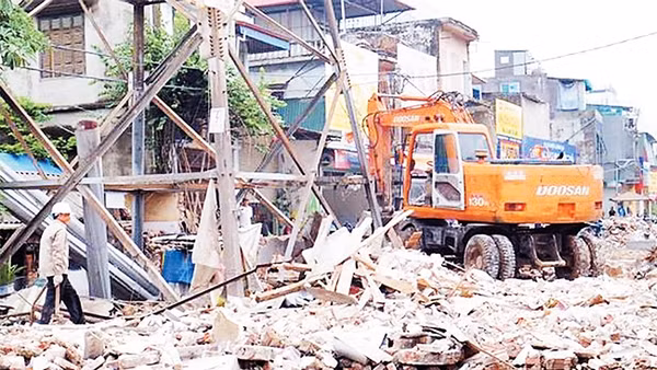 Lực lượng chức năng quận Cầu Giấy giải phóng mặt bằng dự án Đầu tư mở rộng đường Vành đai 3 (đoạn Mai Dịch - cầu Thăng Long). Ảnh: TRẦN HOÀNG