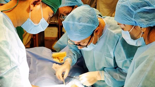 Các bác sĩ Bệnh viện dã chiến cấp 2 - số 1 của Việt Nam thực hiện ca mổ đầu tiên, tại Phái bộ gìn giữ hòa bình LHQ Nam Xu-đăng.