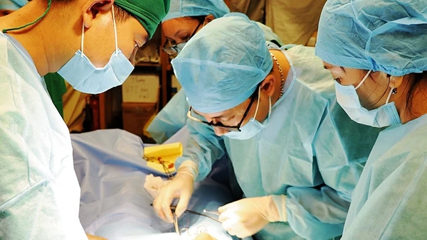 Các bác sĩ Bệnh viện dã chiến cấp 2 - số 1 của Việt Nam thực hiện ca mổ đầu tiên, tại Phái bộ gìn giữ hòa bình LHQ Nam Xu-đăng.