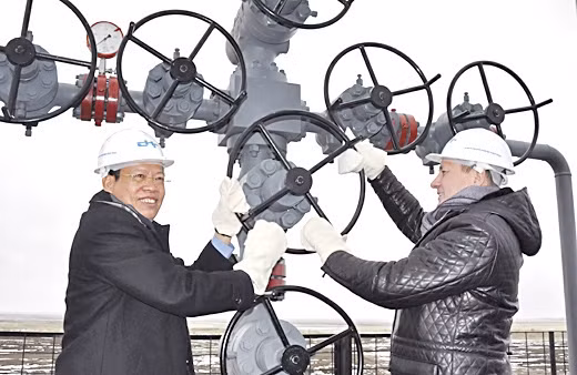 Chủ tịch PVN Phùng Ðình Thực (trái) mở van đón dòng dầu đầu tiên ở Nhenhexky (LB Nga).