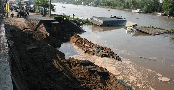 Cần thay đổi tập quán xây dựng nhà bên bờ sông, kinh, mương của người dân để phòng, chống sạt lở.