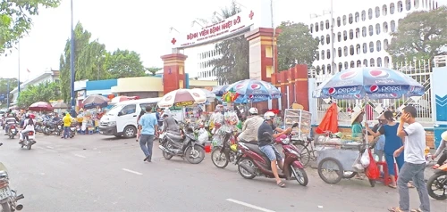 Cổng Bệnh viện Bệnh Nhiệt Đới trở thành chợ bán hàng rong, ảnh hưởng nghiêm trọng đến giao thông.