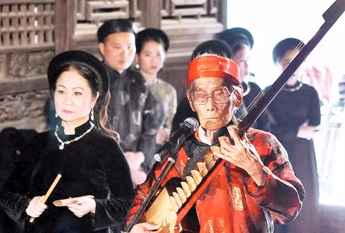 Nghệ nhân Nguyễn Phú Đẹ cùng học trò - NSƯT Đỗ Quyên - Chủ nhiệm CLB ca trù Hải Phòng bắt đầu nghi thức hát cửa đình. Ảnh: TTXVN 