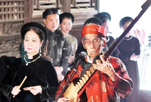 Nghệ nhân Nguyễn Phú Đẹ cùng học trò - NSƯT Đỗ Quyên - Chủ nhiệm CLB ca trù Hải Phòng bắt đầu nghi thức hát cửa đình. Ảnh: TTXVN 