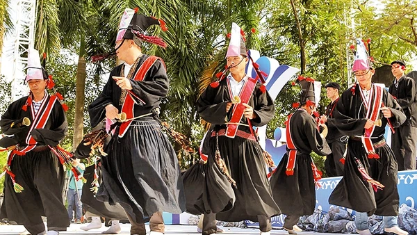 Điệu múa Ngày mùa của người Dao Tiền xã Yên Nguyên (huyện Chiêm Hóa, Tuyên Quang).