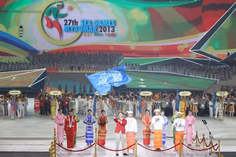 Trao cờ cho nước chủ nhà SEA Games 28 Xin-ga-po tại lễ bế mạc. 