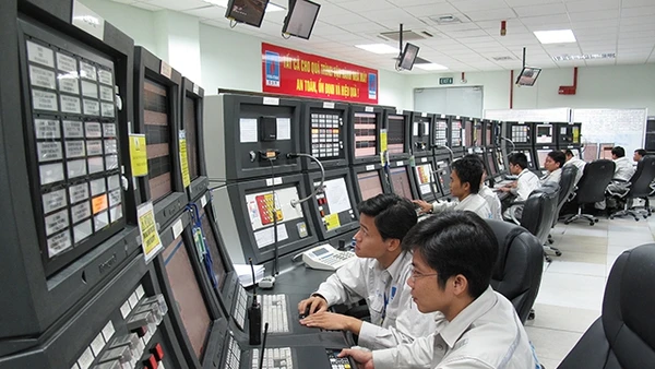 Đội ngũ công nhân, kỹ sư trẻ người Việt đã vươn lên làm chủ hệ thống quản lý, vận hành an toàn nhà máy.
