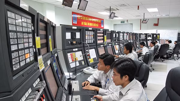 Đội ngũ công nhân, kỹ sư trẻ người Việt đã vươn lên làm chủ hệ thống quản lý, vận hành an toàn nhà máy.