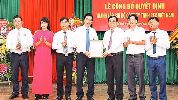 Lễ công bố Quyết định thành lập Chi bộ Công ty TNHH CEC Việt Nam trực thuộc Ðảng bộ phường Mỹ Ðình 1 (quận Nam Từ Liêm). Ảnh: MẠNH CƯỜNG