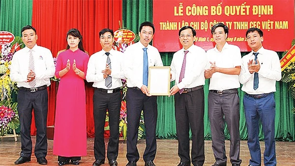 Lễ công bố Quyết định thành lập Chi bộ Công ty TNHH CEC Việt Nam trực thuộc Ðảng bộ phường Mỹ Ðình 1 (quận Nam Từ Liêm). Ảnh: MẠNH CƯỜNG