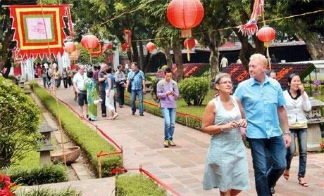 Du khách tham quan Văn Miếu.