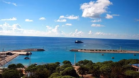 Âu tàu đảo Song Tử Tây nhìn từ trên cao.