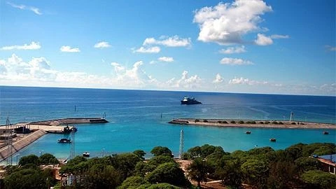 Âu tàu đảo Song Tử Tây nhìn từ trên cao.